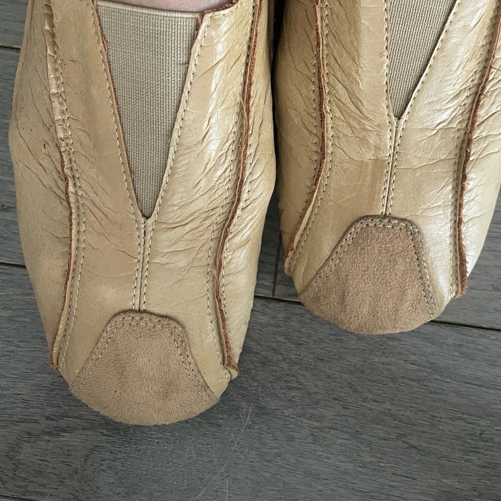 Glaze Tan Faux Suede Leather Elastic Ankle Snug Slip On Shoes Size 7.5 NWOT